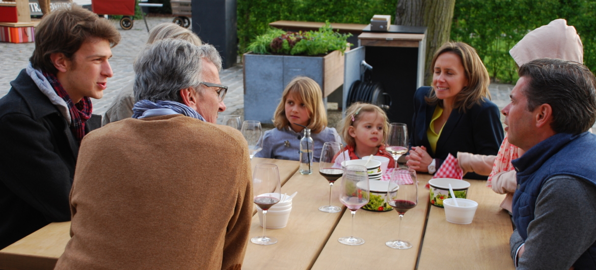 carré - vierkante picknicktafel - iroko balken witte onderstellen